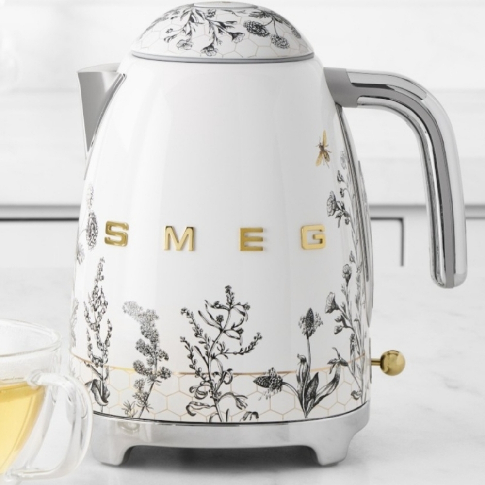 BESTSELLER SMEG Honeycomb Electric Kettle - Picture 2 of 15